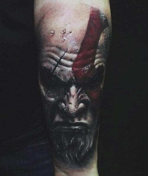 Trabalho inspirado na estética da tatuagem do personagem do jogo de vídeo  game God of War: Ragnarök, ressignificado com detalhes históricos e, By Duggan Tattoo