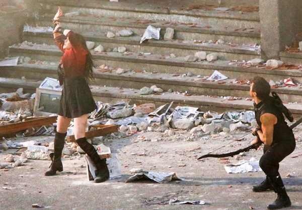 Elizabeth Olsen fala sobre os poderes da Feiticeira Escarlate em Vingadores 2