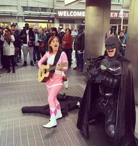 Ranger Rosa e Batman tocam violão nas ruas pra promover novo filme 5