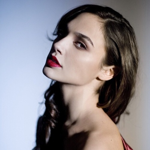 Gal Gadot é a Mulher-Maravilha, lidem com isso.
