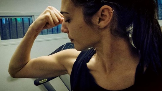 Gal Gadot quebra o silêncio sobre ser a Mulher-Maravilha e críticas dos fãs