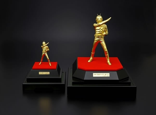Kamen Rider | Estátua de ouro maciço do herói tem uma versão cara e outra muito cara