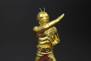 Kamen Rider | Estátua de ouro maciço do herói tem uma versão cara e outra muito cara
