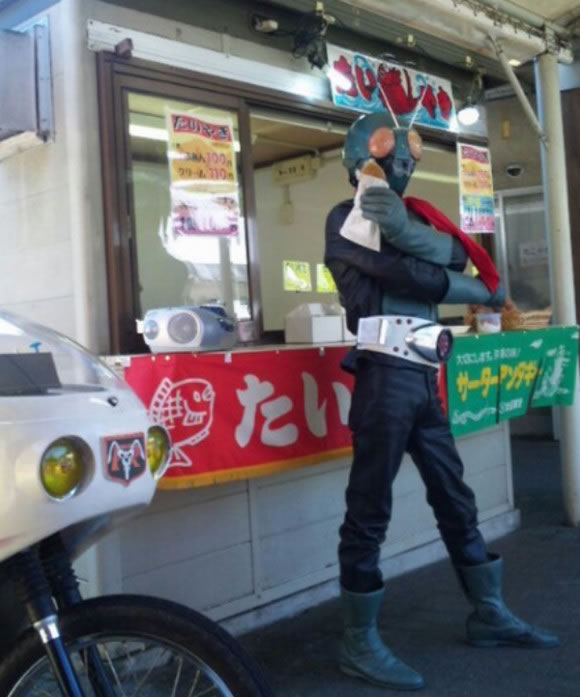 Kamen Rider | Vigilante fantasiado combate motoristas alcoolizados nas ruas de Fukuoka