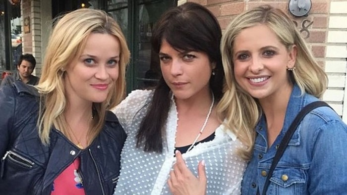 Sarah Michelle Gellar e Selma Blair reencenam o beijo de "Segundas Intenções"