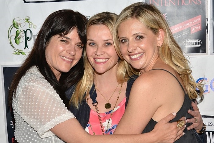 Sarah Michelle Gellar e Selma Blair reencenam o beijo de "Segundas Intenções"