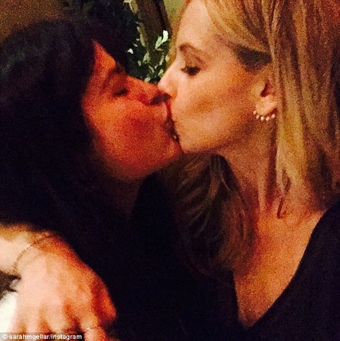 Sarah Michelle Gellar e Selma Blair reencenam o beijo de "Segundas Intenções"