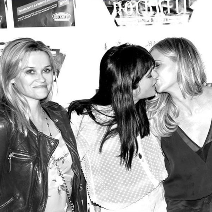 Sarah Michelle Gellar e Selma Blair reencenam o beijo de "Segundas Intenções"