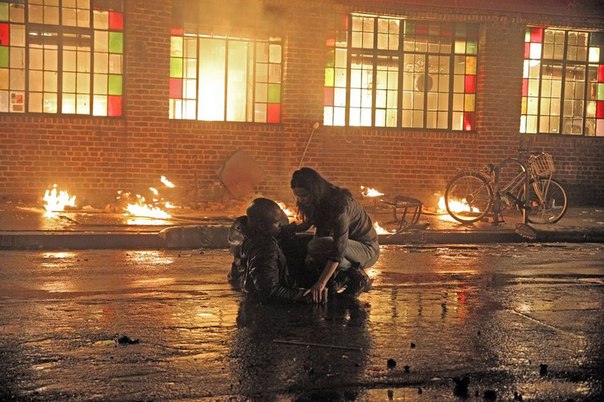 aka-jessica-jones-imagens-oficiais-da-serie-mostram-luke-cage-em-chamas3