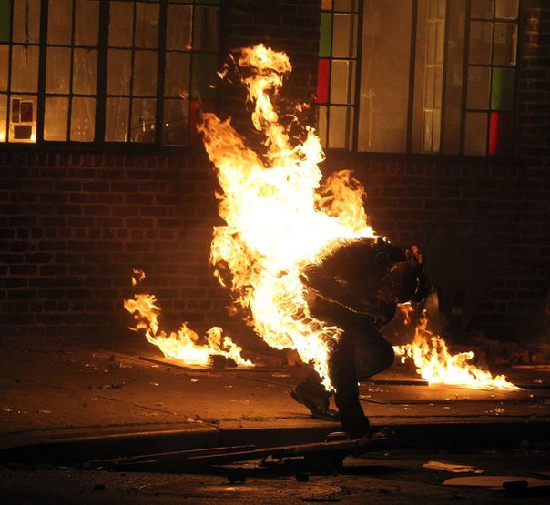 Marvel's Jessica Jones | Imagens oficiais da série mostram Luke Cage em chamas