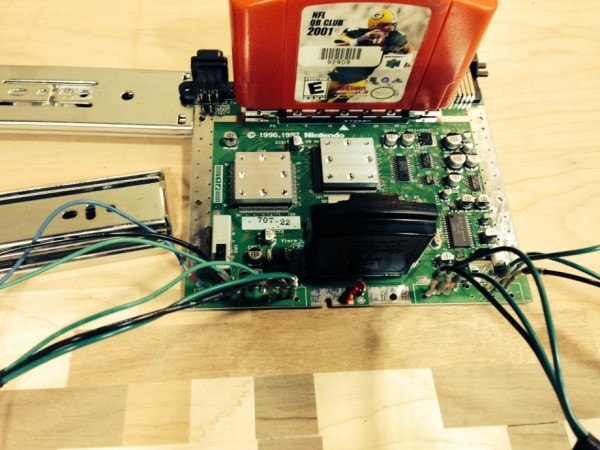Já pensou transformar uma mesa em um Nintendo 64?