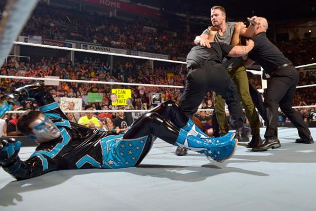 Arrow invade ringue da WWE e dá um pau em Stardust