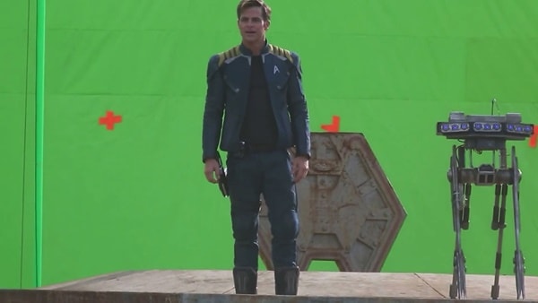 Star Trek Beyond | Fotos do set revelam personagem de Sofia Boutella