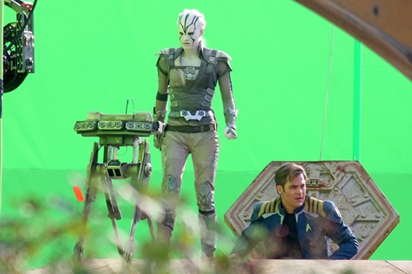 Star Trek Beyond | Fotos do set revelam personagem de Sofia Boutella