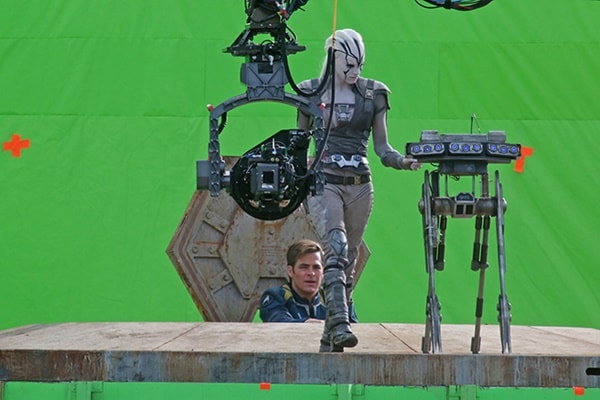 Star Trek Beyond | Fotos do set revelam personagem de Sofia Boutella