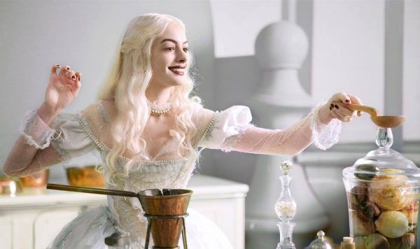 alice-atraves-do-espelho-uma-fantasia-regada-ao-mais-do-mesmo4