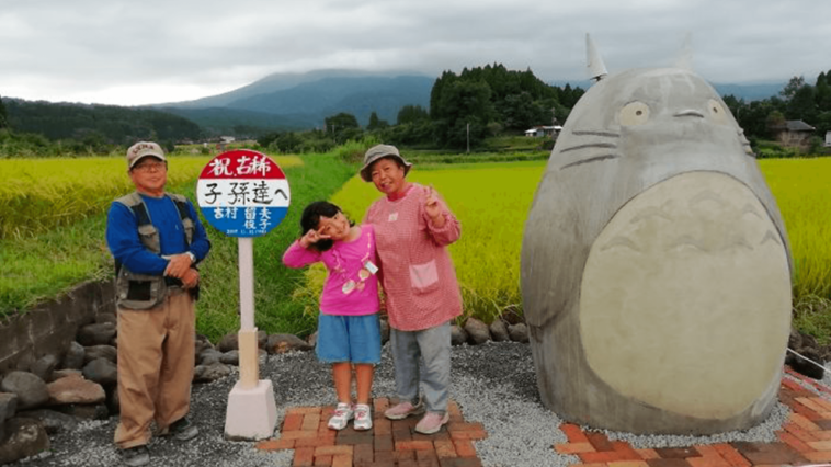 Casal de idosos cria estátua de 'Totoro' em ponto de ônibus
