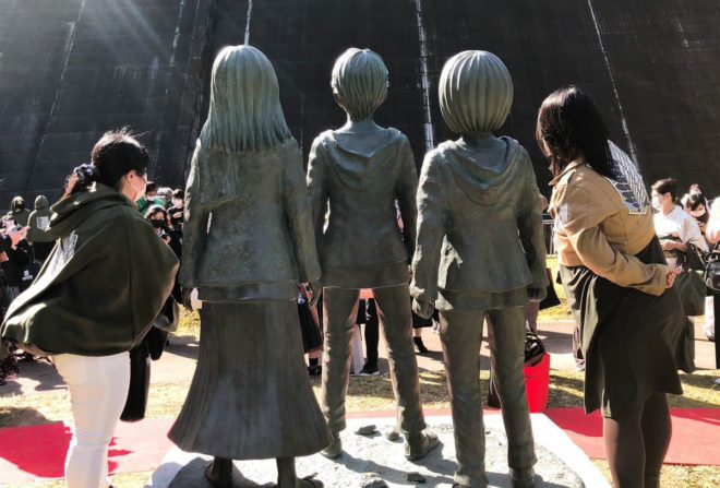 Attack On Titan | Escolheram o local perfeito para estátuas do anime