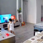 Menino de 2 anos quebra TV ao tentar ajudar o super-herói