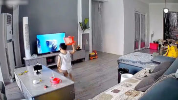 Menino de 2 anos quebra TV ao tentar ajudar o super-herói