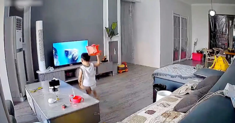 Menino de 2 anos quebra TV ao tentar ajudar o super-herói