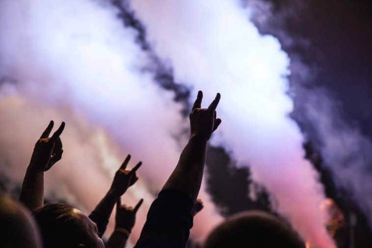 Por que os fãs de heavy metal são mais felizes?