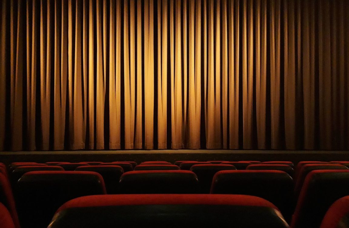 Por que alunos devem frequentar teatros?