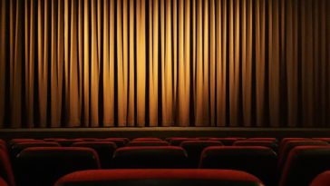 Por que alunos devem frequentar teatros?