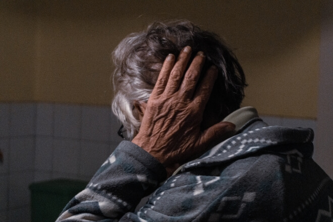 Ele vive o mesmo dia repetidamente tipo aquele filme "Feitiço do Tempo"