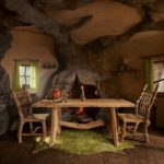 Hospedagem do Airbnb recria o “pântano do Shrek” em experiência imersiva para os fãs