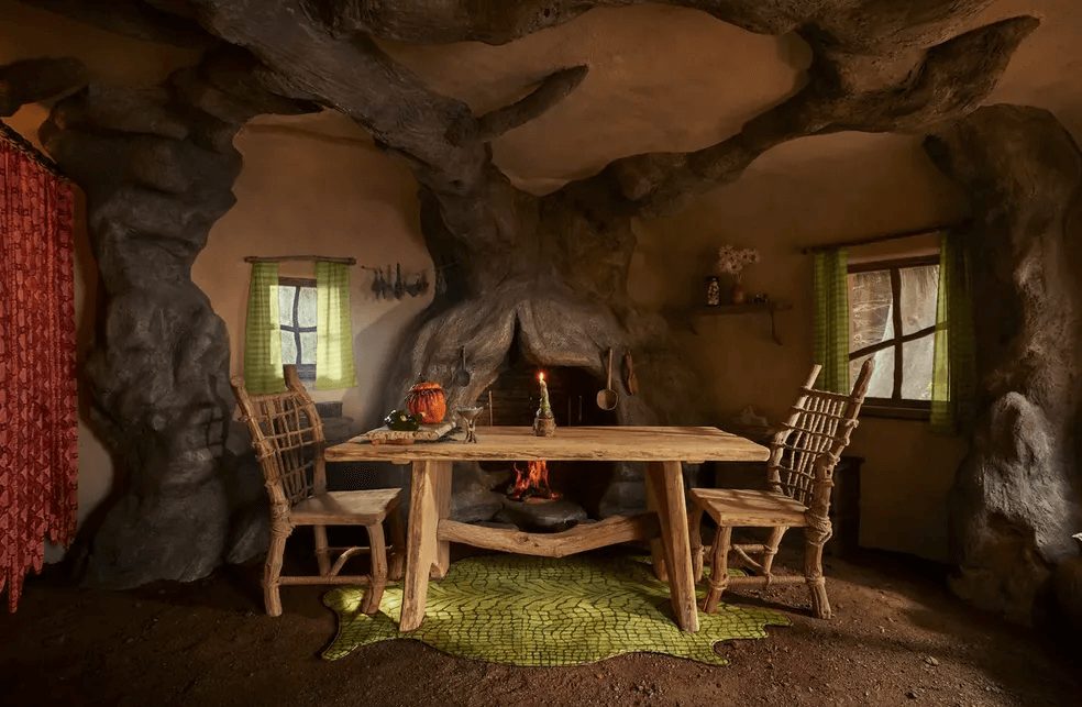 Hospedagem do Airbnb recria o “pântano do Shrek” em experiência imersiva para os fãs