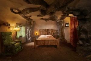 Hospedagem do Airbnb recria o “pântano do Shrek” em experiência imersiva para os fãs