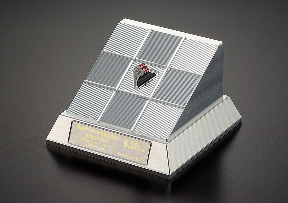 O menor Cubo Mágico do mundo: um quebra-cabeça que custa uma fortuna