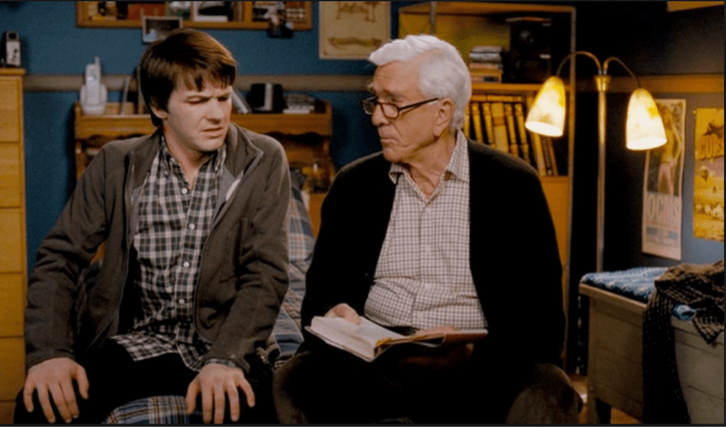 Drake e Leslie Nielsen na paródia de filmes de super-heróis